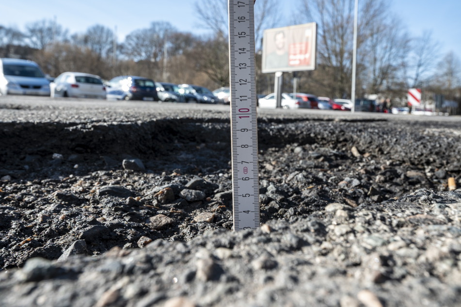 Tiefe Schlaglöcher sind für Zweiradfahrer eine besondere Gefahr.