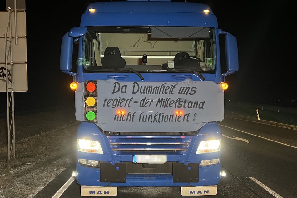 Große Unmutsbekundung an großem Fahrzeug: Nicht nur Traktoren, auch Lkws sind Teil der Protestwelle in Thüringen.