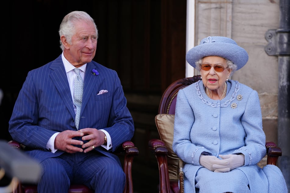 Charles III. und seine Mutter, Queen Elizabeth II. (†96), im Juni bei der Reddendo-Parade der Queen's Body Guard for Scotland.