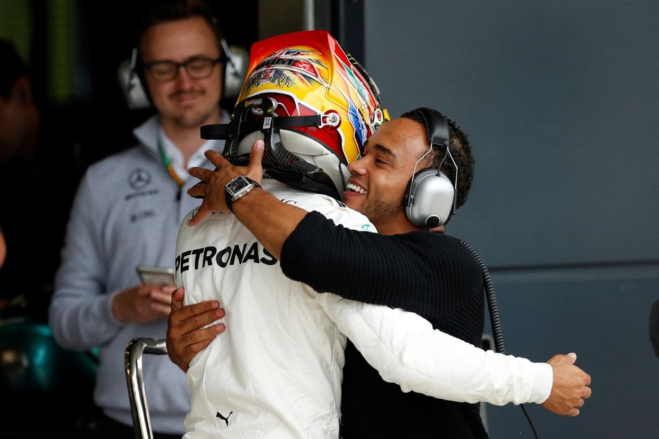 Nicolas (33, r.) umarmt seinen Halbbruder Lewis (40) beim Großen Preis von Großbritannien in Silverstone 2017. (Archivfoto)