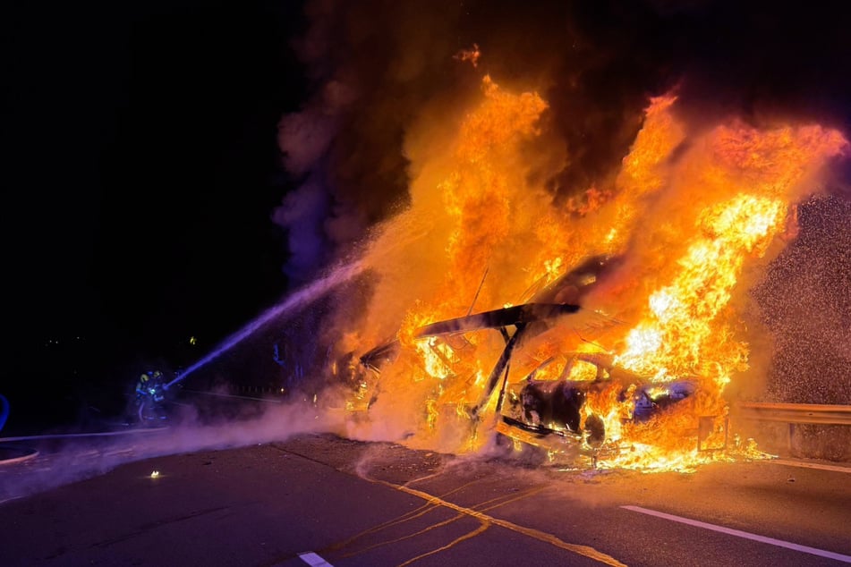 Der Lkw stand beim Eintreffen der Feuerwehr in Vollbrand.