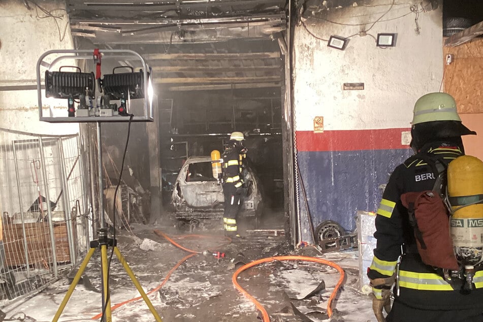 Das Auto und die Halle samt Inventar brannten vollständig aus.