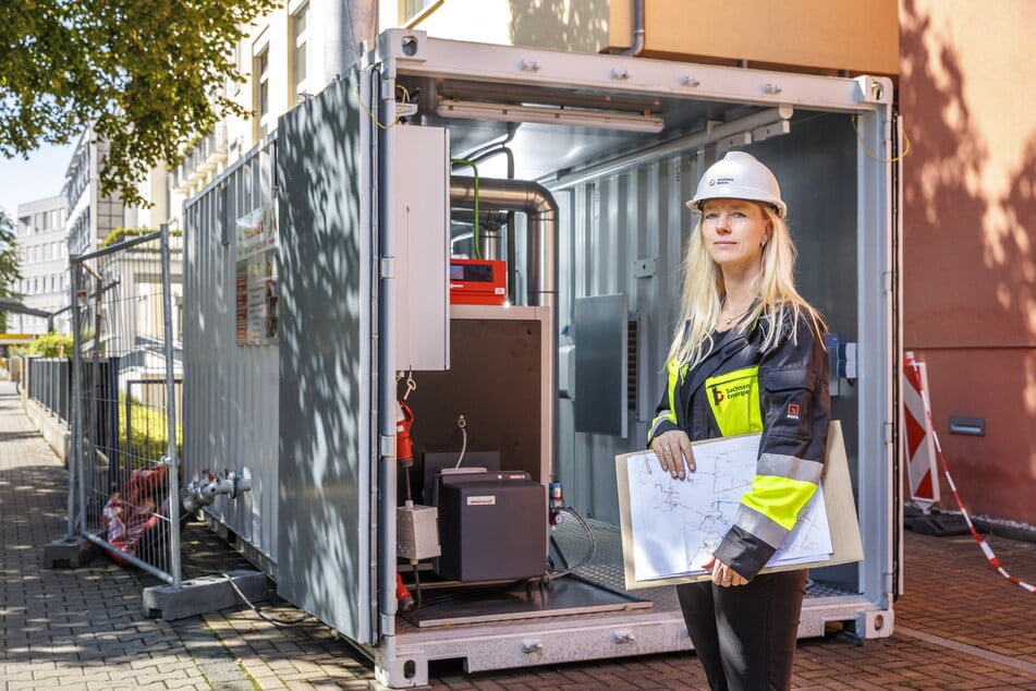 SachsenNetze-Geschäftsführerin Kathrin Kadner (50) vor einer der sechs mobilen Container-Heizanlagen, welche während der Arbeiten auch das Krankenhaus St. Joseph-Stift mit Wärme versorgt.