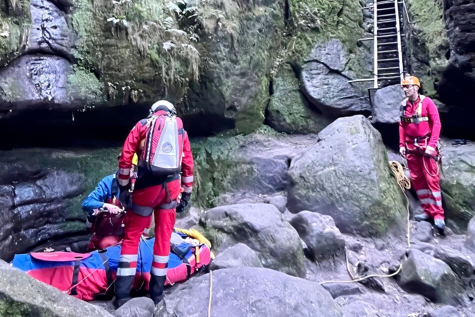 Einsatzkräfte der Bergwacht brachten den Verletzten in Sicherheit.