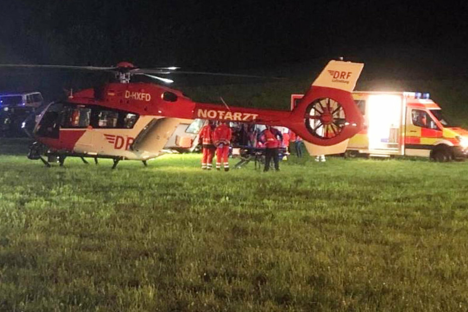 Die Rettungskräfte mussten den schwer verletzten Jugendlichen mit einem Hubschrauber in das Universitätsklinikum Regensburg fliegen.