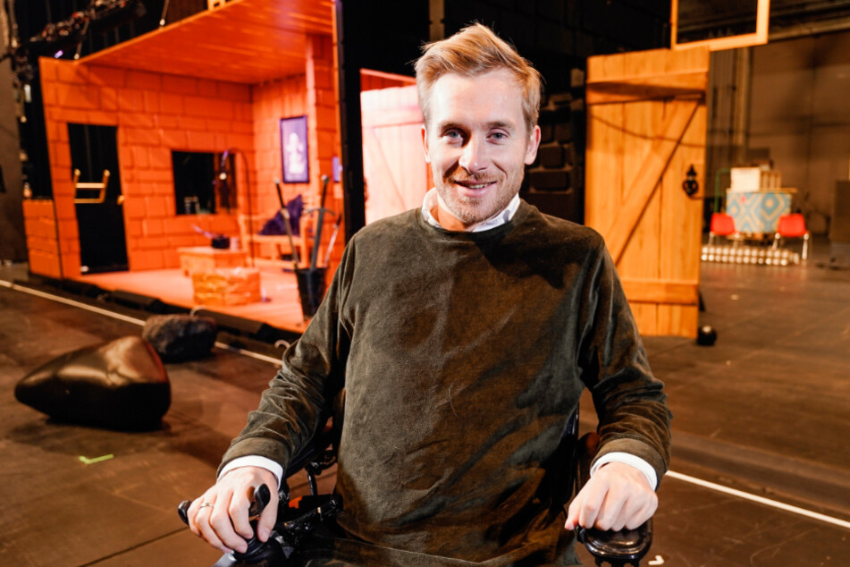 Samuel Koch, festes Ensemblemitglied am Nationaltheater Mannheim, steht mit seinem Rollstuhl auf einer Bühne des Nationaltheaters.