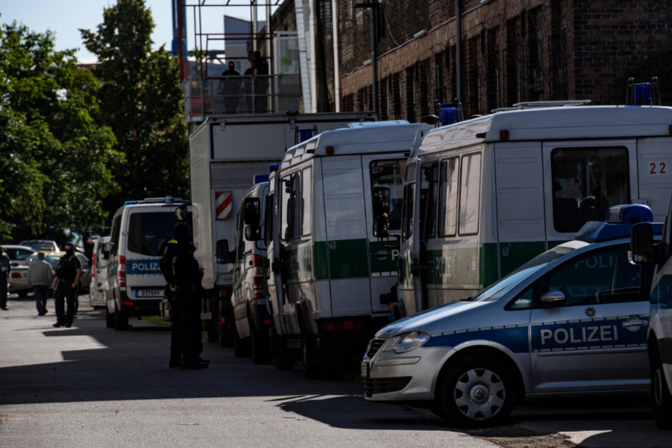 Polizeifahrzeuge stehen in Tempelhof vor einem Gebäude an der Colditzstraße, in dem eine Moschee untergebracht ist, die nach Angaben der Polizei wegen des Verdachts auf Subventionsbetrug in Zusammenhang mit Corona-Soforthilfen durchsucht wurde.