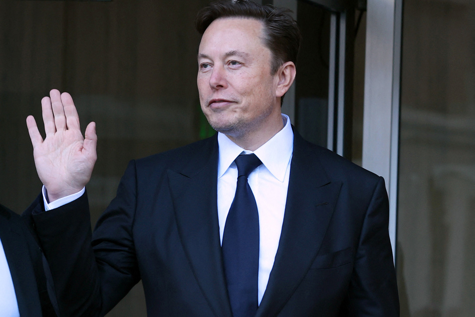 Elon Musk (51) sieht sich als Verfechter der Gerechtigkeit und forderte auf Twitter die Freilassung des QAnon-Schamanen Jacob Chansley (35).