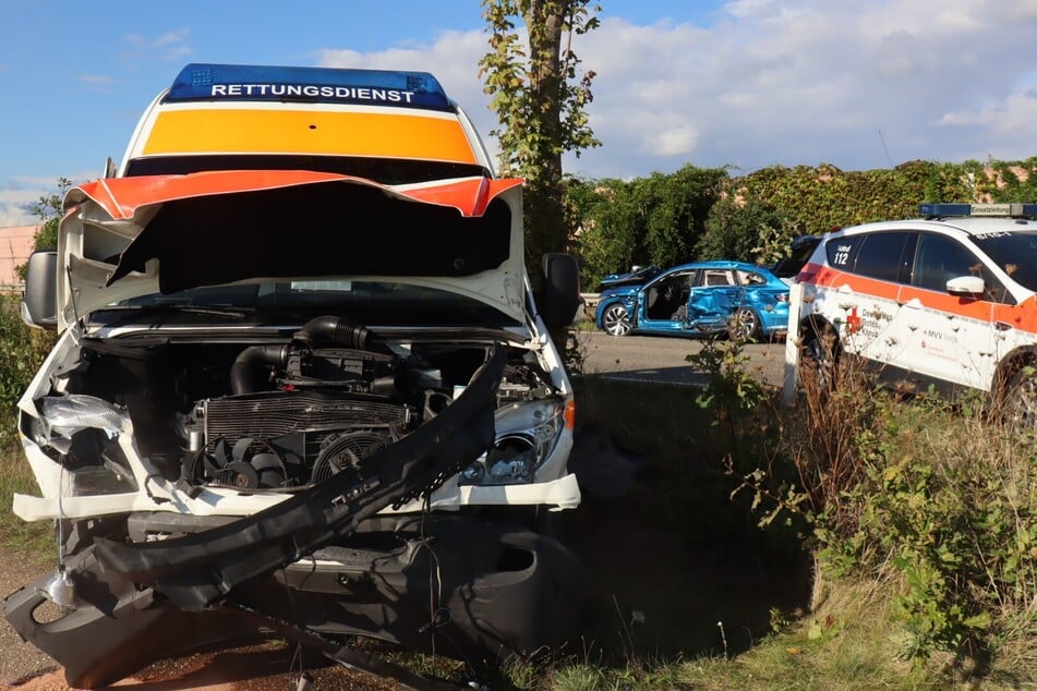 Auch ein Rettungswagen war schließlich in den schweren Unfall verwickelt.