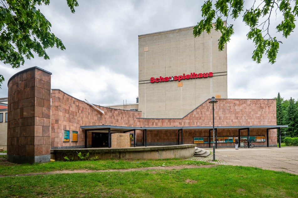 Das alte Schauspielhaus an der Zieschestraße steht seit über drei Jahren leer.