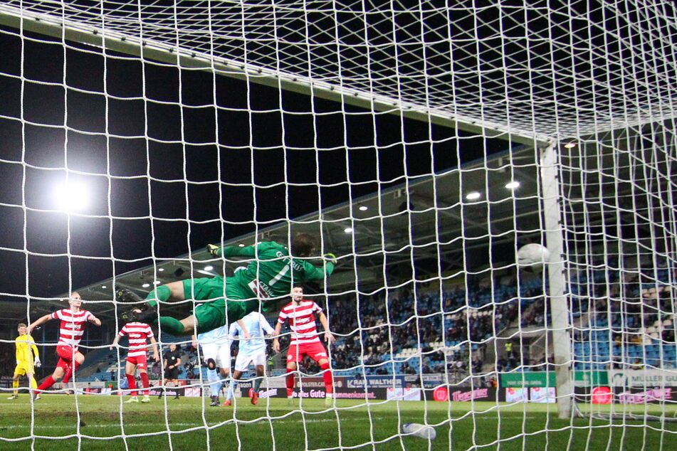 Da schlägt es in letzter Sekunde ein. Lukas Aigner hatte geköpft, Energie-Keeper Toni Stahl streckt sich vergebens.