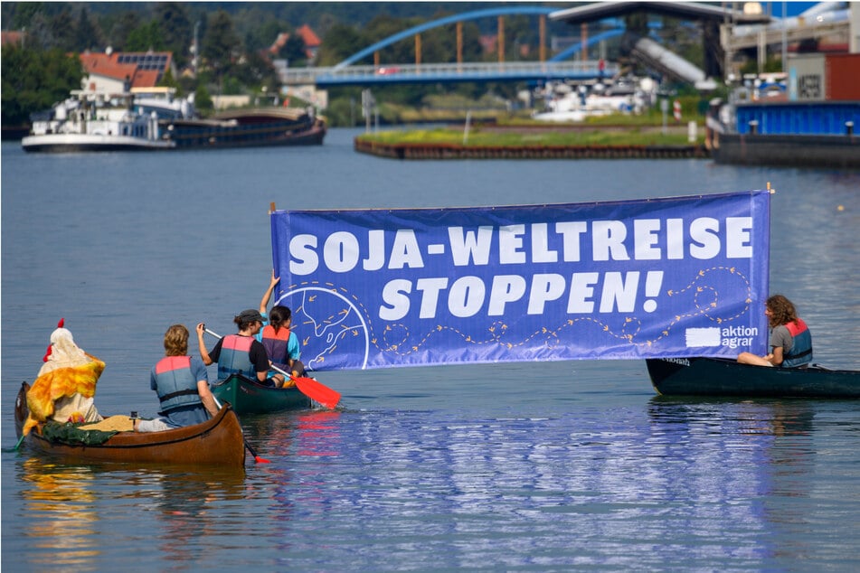 Mit Kanus und Hühnerkostüm: Protestaktion am Mittellandkanal