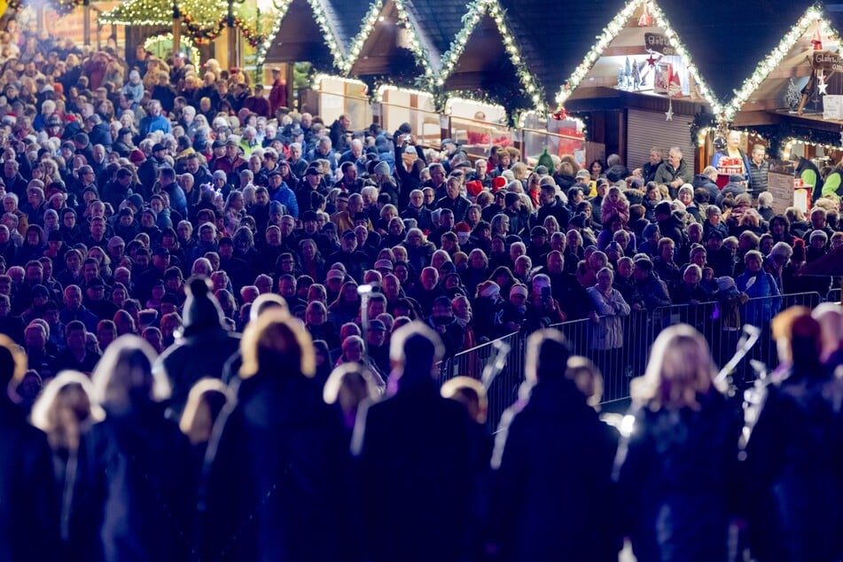 Das geplante große Adventssingen zum Abschluss am Abend werde nach Rücksprache mit den Organisatoren einen andächtigen Rahmen tragen, kündigte Marktmeister Maximilian Wolf an. (Archivbild)