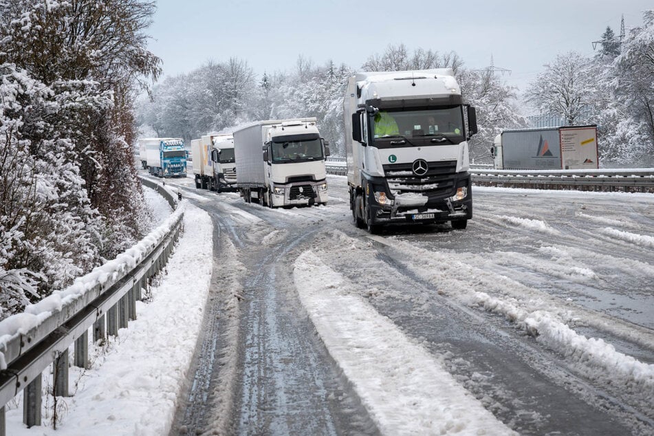 Die Schneemassen sorgten in der Nacht zum Samstag für Chaos auf Hessens Autobahnen.