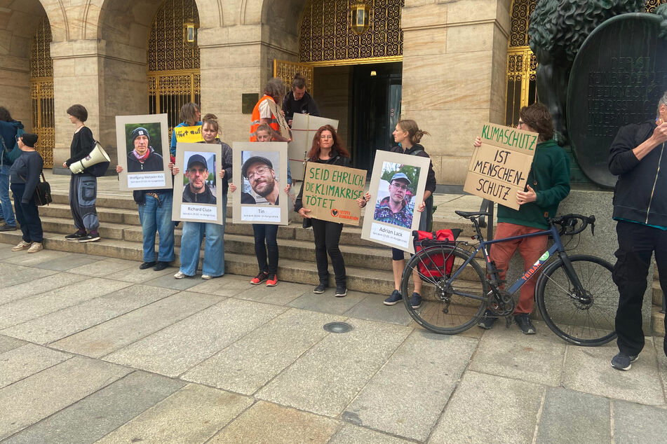 Gegen 17.30 Uhr erreichten die Aktivisten das Dresdner Rathaus.