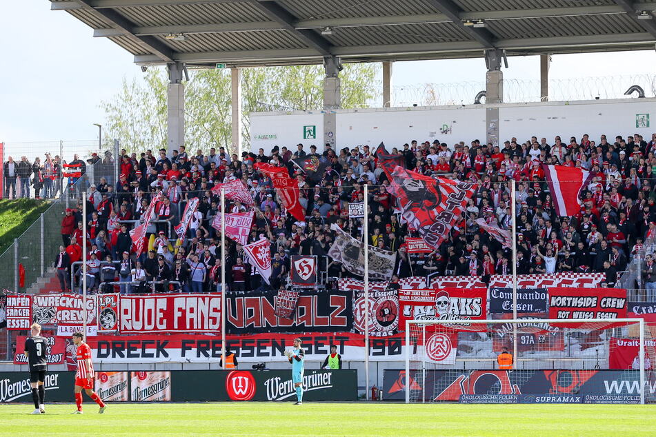 Die Fans von Rot-Weiss Essen haben den Bierbecher-Eklat von Zwickau hautnah erlebt. Jetzt will der Verein aus dem Pott mithelfen, den Verein finanziell zu retten.
