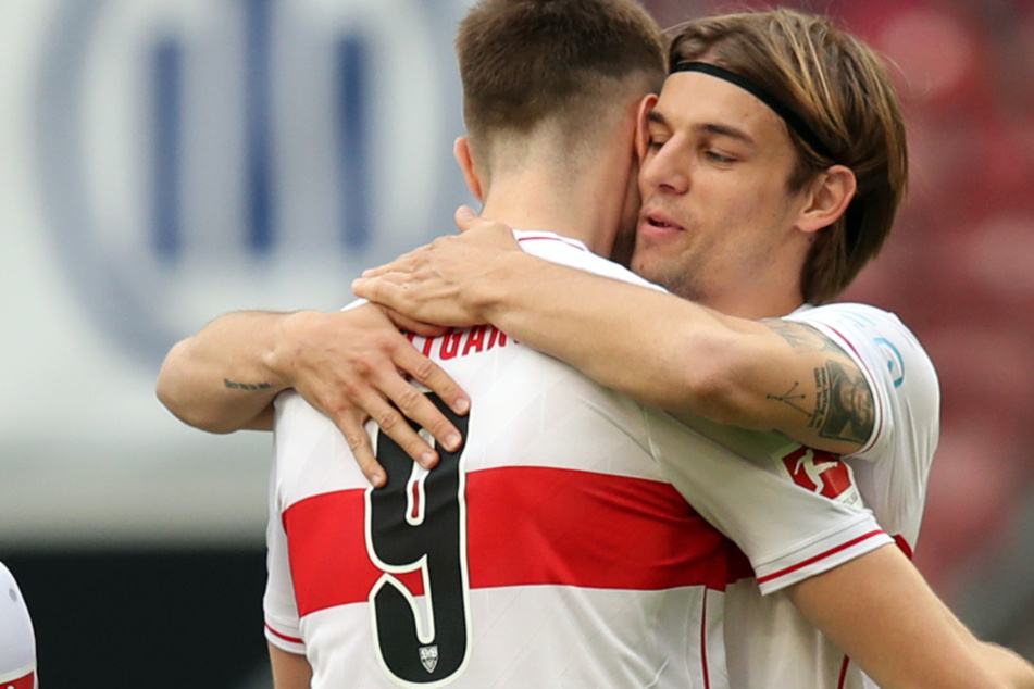Borna Sosa (23, r.) könnte bald Deutschlands Probleme auf der linken Abwehrseite lösen. Hier umarmt der VfB-Profi seinen kongenialen Partner Sasa Kalajdzic (23).