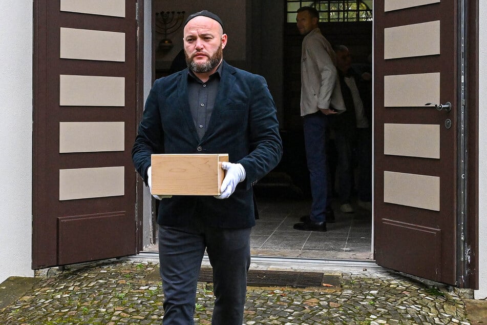Die sterblichen Überreste ruhen nun auf dem Jüdischen Friedhof.