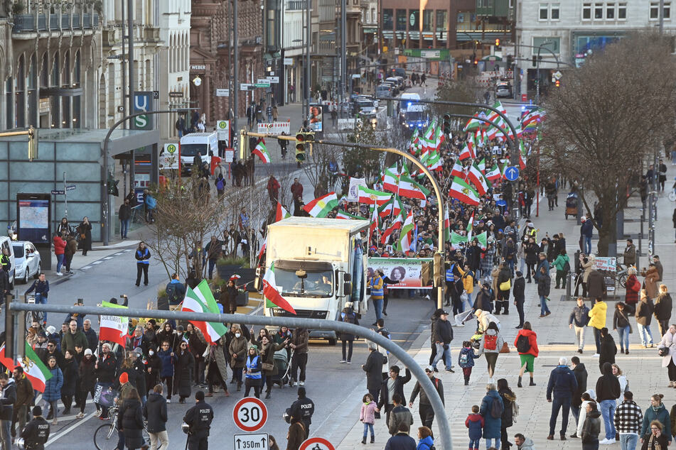Nach der Hinrichtung zweier Demonstranten im Iran gingen Anfang des vergangenen Jahres mehr als 2000 Menschen in Hamburg auf die Straße, um gegen das Regime am Persischen Golf zu protestieren.