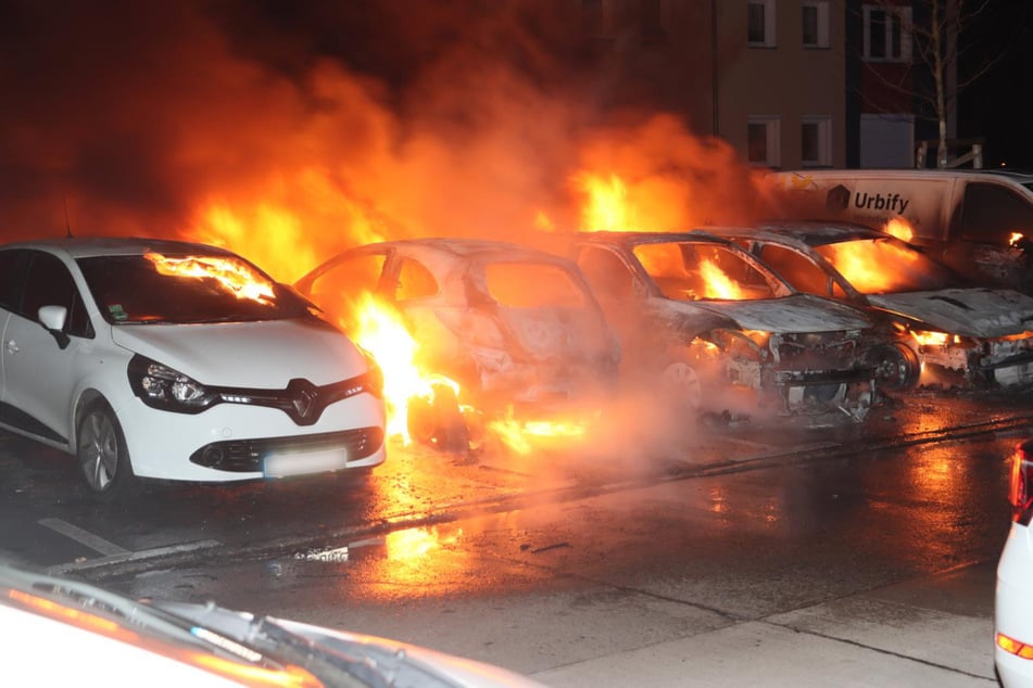 Die Feuerwehr konnte das Ausbrennen der mittleren Fahrzeuge nicht verhindern.