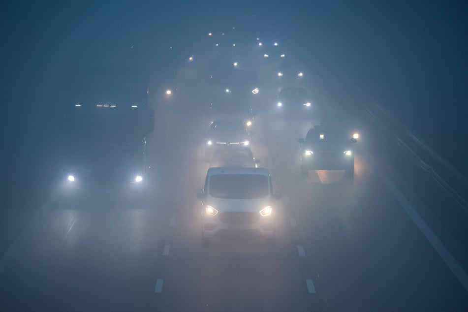 Unfall A3: Krankenwagen kracht bei Nebel auf Lkw: Zwei junge Frauen bei Unfall auf A3 verletzt