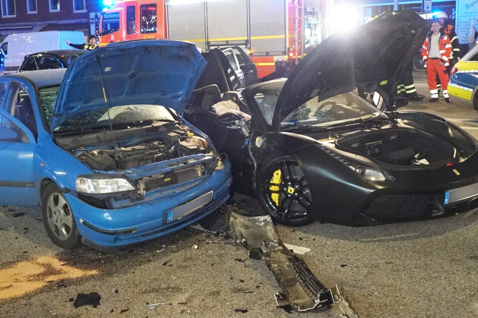Unfall mit Ferrari in Hamburg: Fünf Verletzte und 120.000 Euro Sachschaden