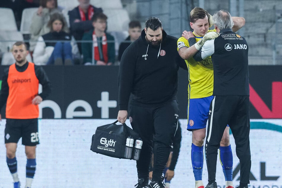 RWE-Keeper Felix Wienand (2.v.r.) wurde von einem Böller getroffen.