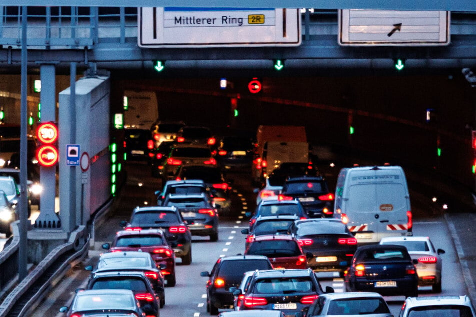 Wie verhält man sich im Tunnel als Autofahrer richtig? Der ADAC gibt wertvolle Tipps und Erinnerungsstützen. (Symbolbild)