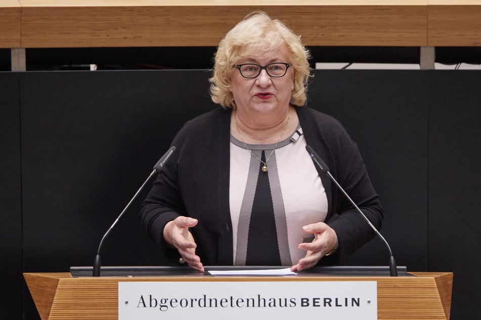 Ein Augenzeuge soll beobachtet haben, wie Manuela Schmidt (63) einen Anwohner beleidigt habe.