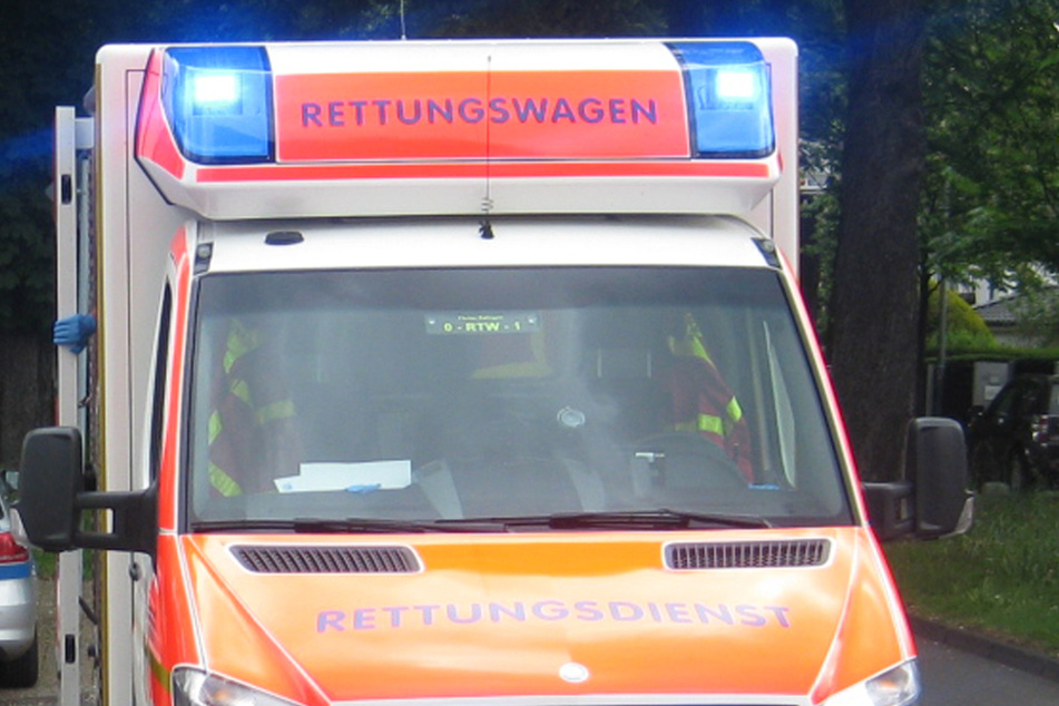 Rettungskräfte brachten den schwerverletzten 38-Jährigen nach dem Unfall in ein Krankenhaus. (Symbolbild)