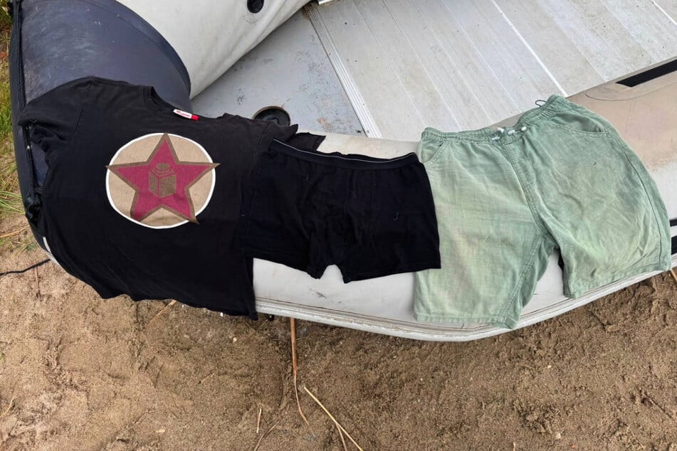 Auf einem Schlauchboot am Zarrenthiner Kiessee ist Kinderkleidung entdeckt worden.