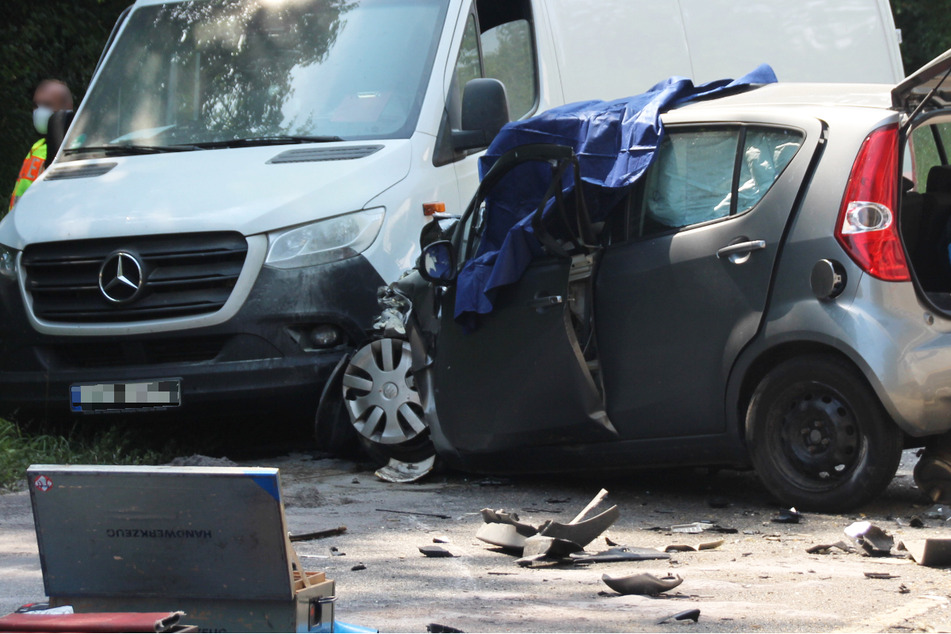 Die Seniorin wurde bei dem Unfall in Bayern in ihrem Fahrzeug eingeklemmt und erlag an der Unfallstelle ihren Verletzungen.