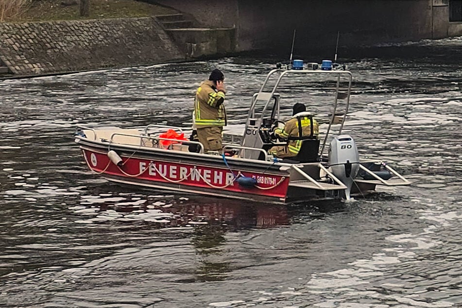 Die Feuerwehr musste das gekenterte Boot bergen. (Symbolfoto)