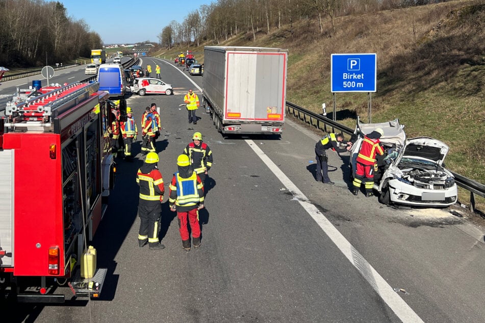 Die Autobahn in Richtung Regensburg musste zur Unfallaufnahme komplett gesperrt werden.