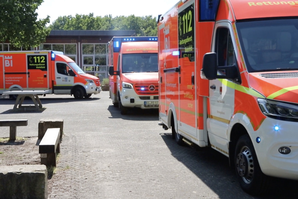 Die Feuerwehr in Leverkusen war mit einem Großaufgebot an der Gesamtschule im Einsatz und half den verletzten Schülerinnen und Schülern.