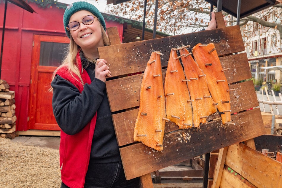 Marktchefin Olga Vallin (32) präsentiert den Verkaufsschlager - einen am Holzbrett gegarten Flammlachs.