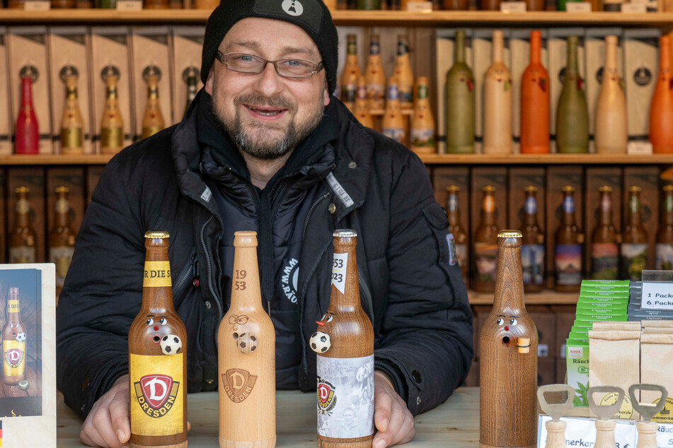 Verkäufer Uwe Wittig (44) mit den begehrten Dynamo-Räucherflaschen.