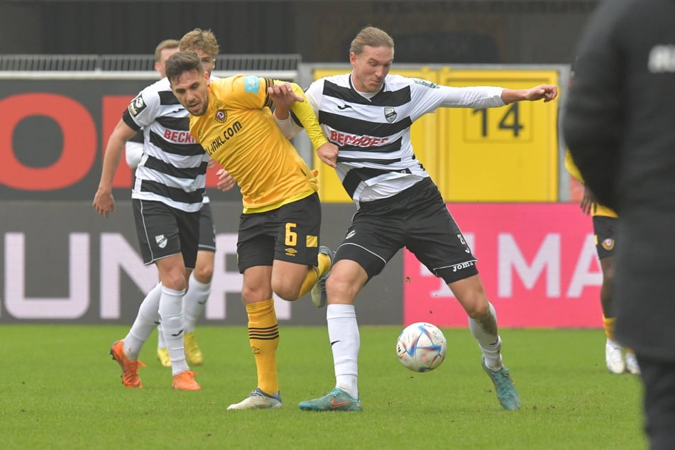 Noch beim SC Verl bekam es Vinko Sapina (29, r.) auch mit dem damaligen Dynamo Ahmet Arslan (30, M.) zu tun. (Archivfoto)