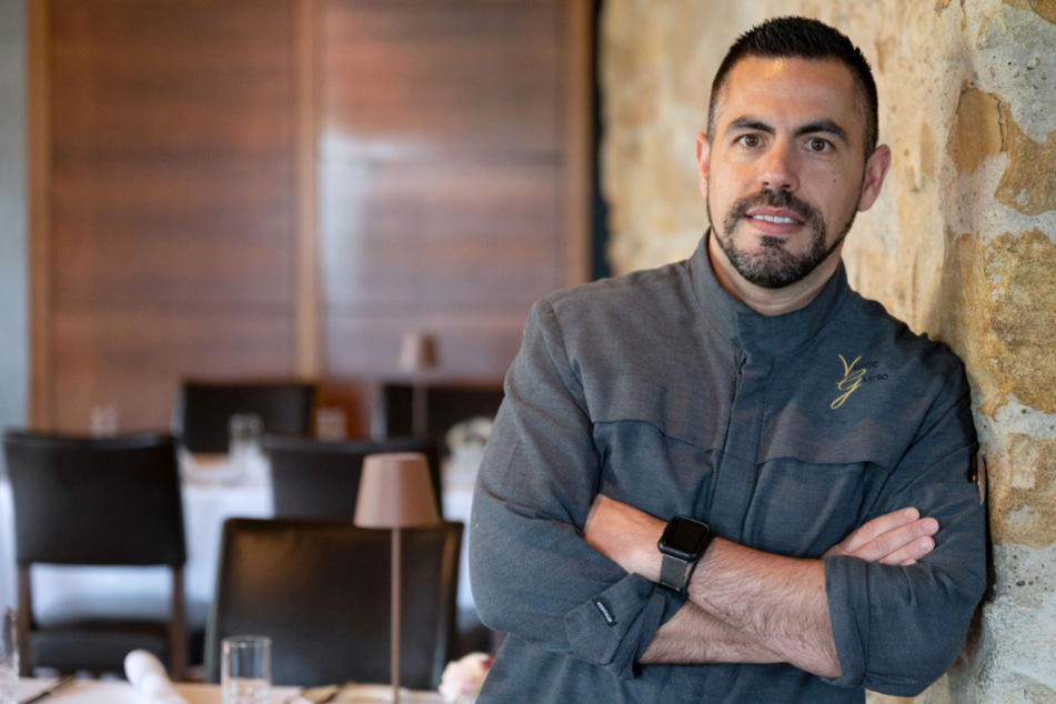 Daniele Corona (43), Küchenchef im Restaurant Schloss Filseck, lehnt in der Küche des Restaurants an einer Wand.