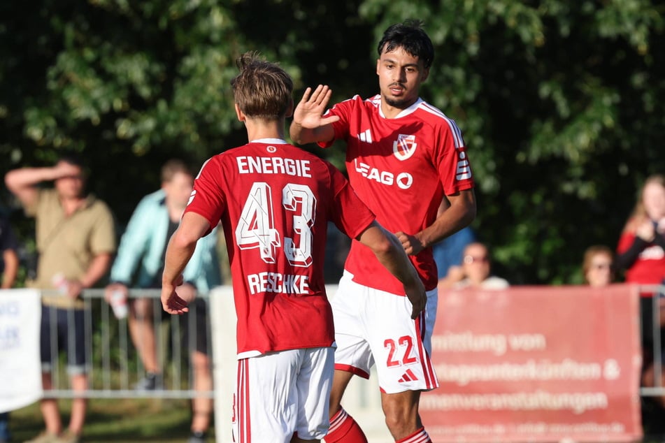 Yusuf Wardak (20, r.) klatscht mit Aaron Reschke ab. Der Neuzugang steht vor einer Weiterverleihe.