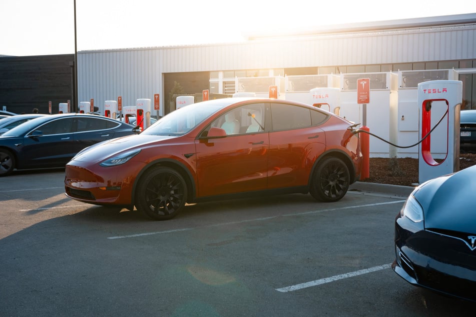 Genau solche Supercharger von Tesla sind jetzt für die Kunden in den Marken-Outlets Schwarzheide-Mitte verfügbar.
