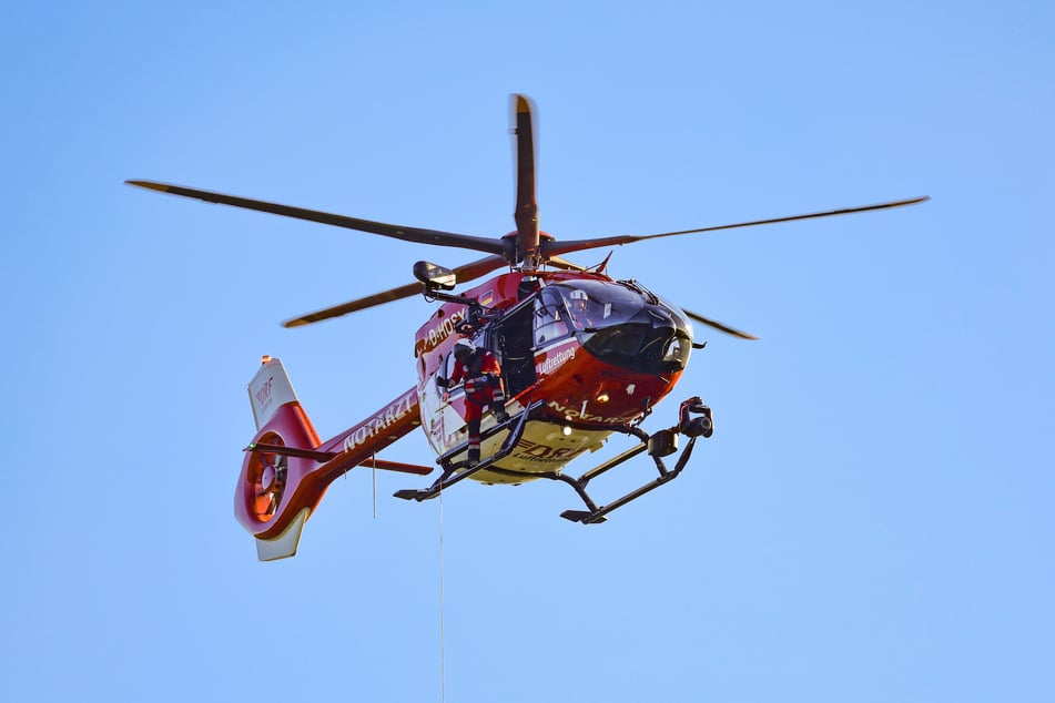 Ein Rettungshubschrauber brachte die Beifahrerin ins Krankenhaus. (Symbolfoto)