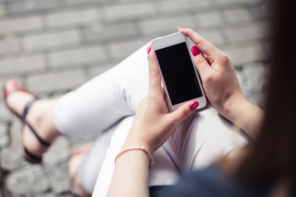 Ihr könnt auch beim Spaziergang jemanden kennenlernen, es muss nicht per Smartphone sein (Symbolbild).
