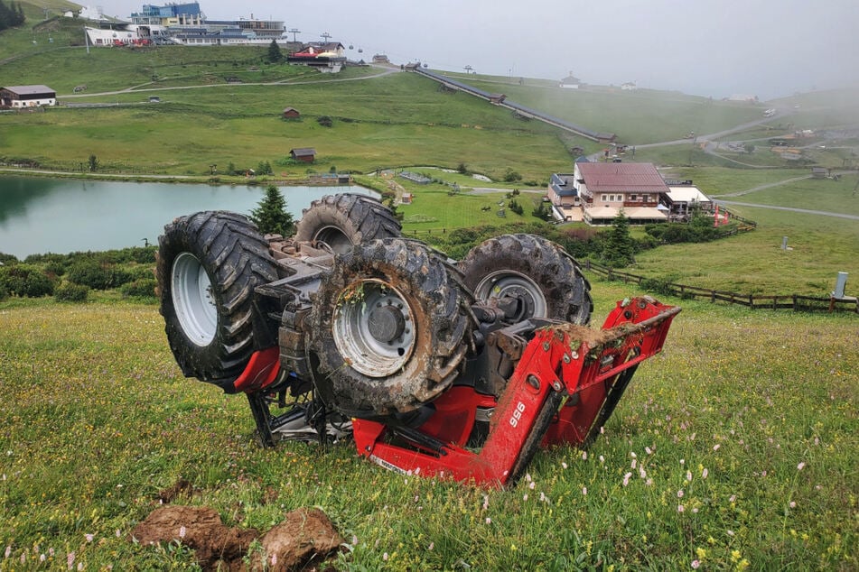 Der Traktor überschlug sich mehrfach und kam schließlich auf dem Dach zum Liegen.