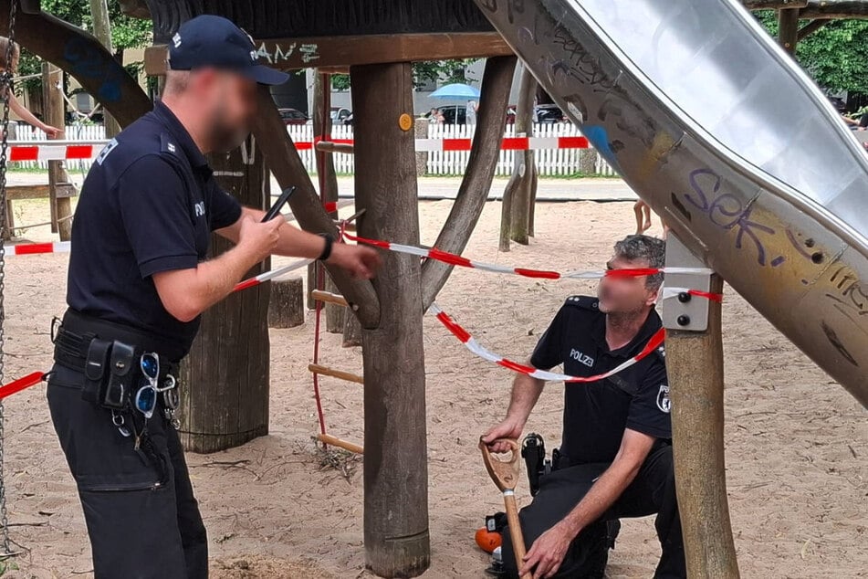Polizisten haben den Gefahrenbereich mit Flatterband abgesperrt.
