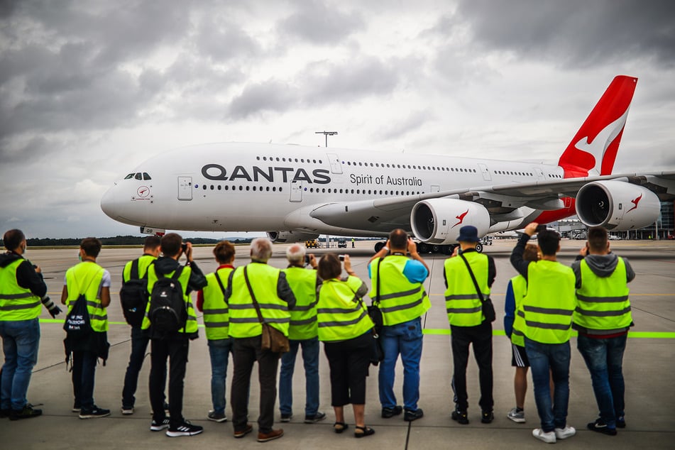 Teilnehmer der besonderen Führung können den Airbus A380 aus nächster Nähe betrachten.