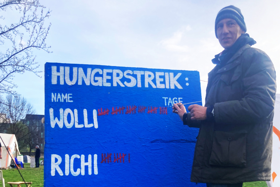Wolfgang Metzeler-Kick (49, aka Wolli) hungert bereits seit 30 Tagen vor dem Bundeskanzleramt.