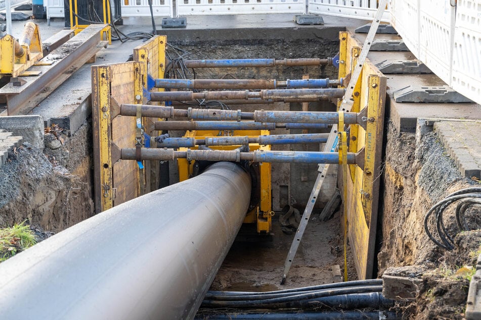 Meter für Meter verschwindet die neue Trinkwasser-Leitung mittels einer Zugvorrichtung im Boden.