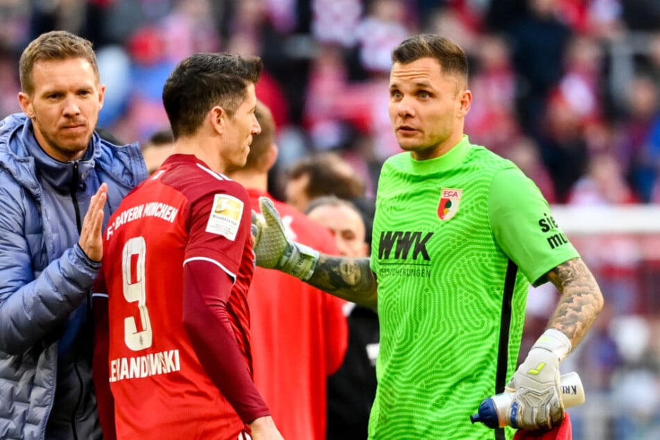 Zu viel ausgeplaudert? Rafal Gikiewicz (34, r.) vom FC Augsburg äußerte sich auf Twitter zur Zukunft von Nico Schlotterbeck (22).