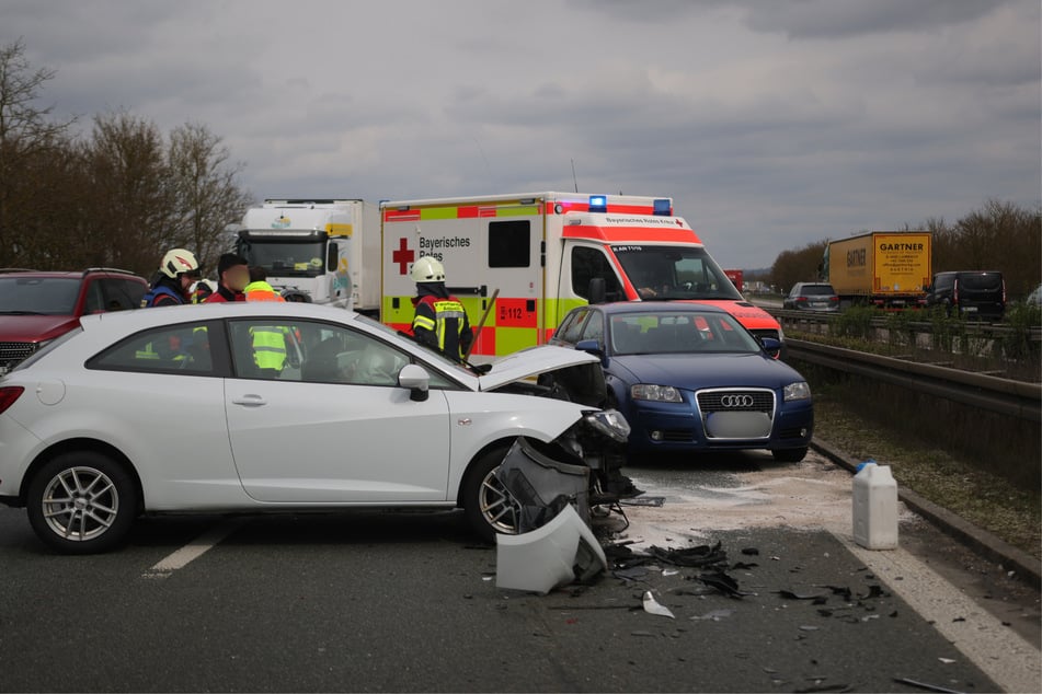 Die Feuerwehr kümmerte sich um Fahrzeuge und Verletzte.